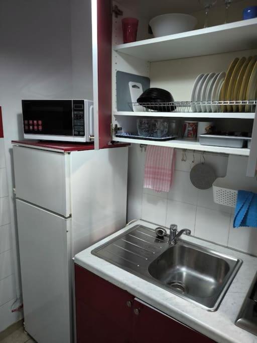 Apartment 50 Meters From The Beach Лутраки Екстериор снимка