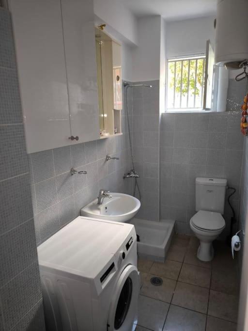 Apartment 50 Meters From The Beach Лутраки Екстериор снимка