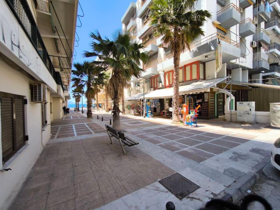 Apartment 50 Meters From The Beach Лутраки Екстериор снимка